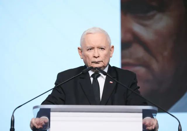 Kaczyński drwi z Tuska i jego postawy wobec Niemców. "Ale wstyd.., trzeba mieć honor"
