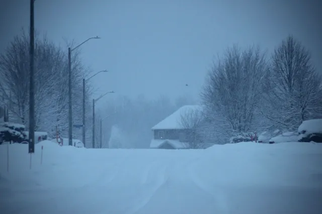 Pogoda dzisiaj oszaleje. Najpierw deszcz, potem "szklanka" na drogach i potężne uderzenie zimna