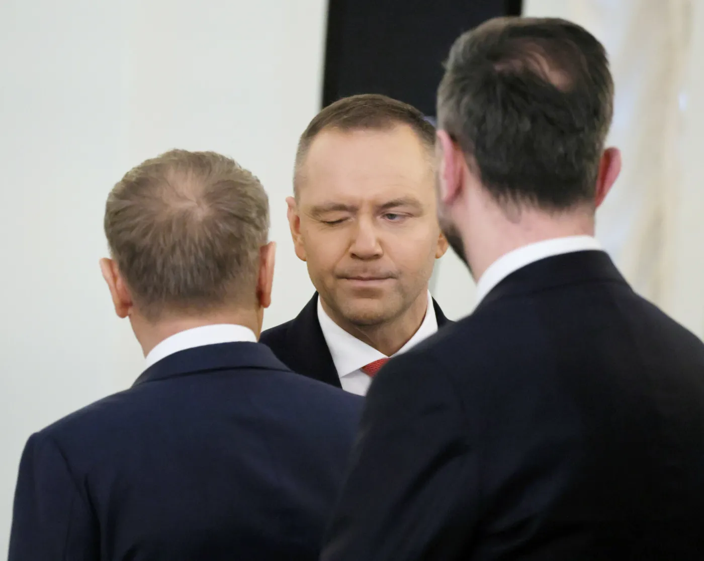 Powitanie Tuska z Nawrockim przed RBN. Ich gesty przykuły uwagę