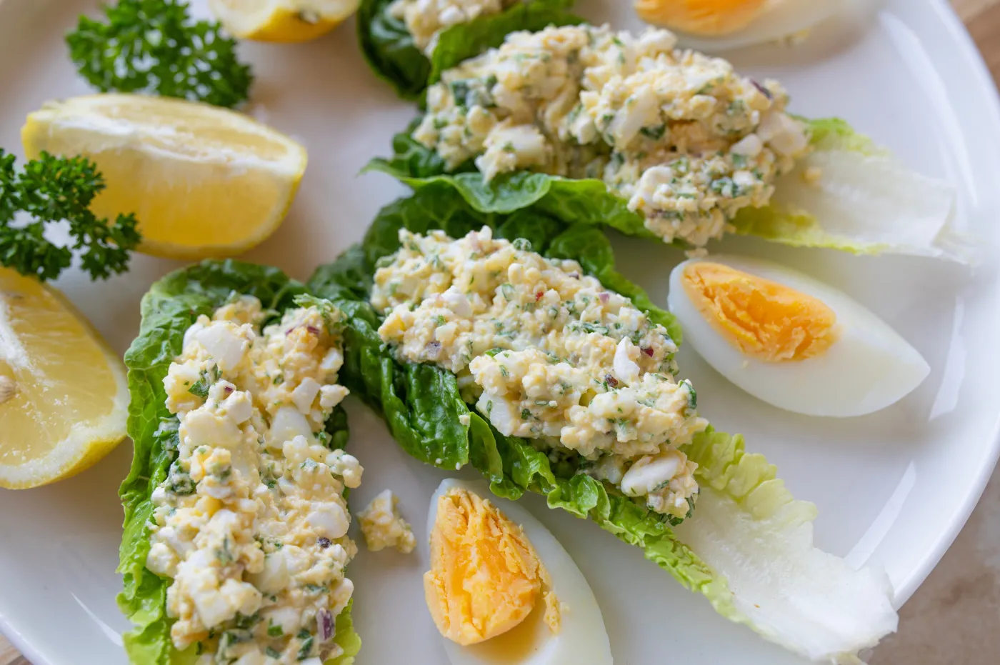 Na śniadanie i na kolację. Ta klasyczna pasta jajeczna królowała w PRL, zachwyca i teraz