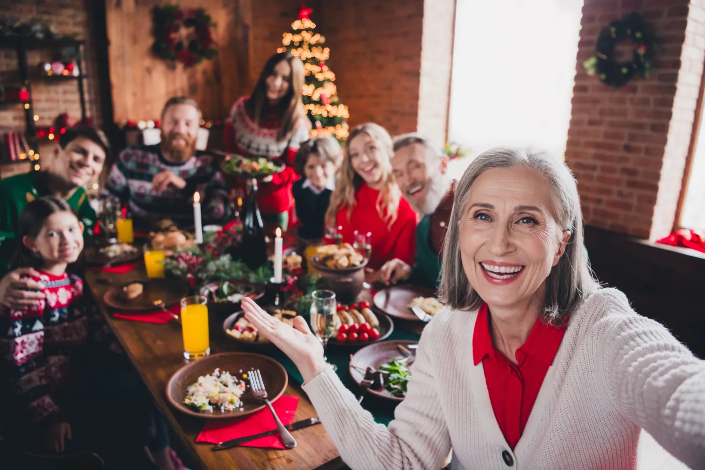 QUIZ świąteczny savoir-vivre. Na pewno umiesz zachować się w gościach?