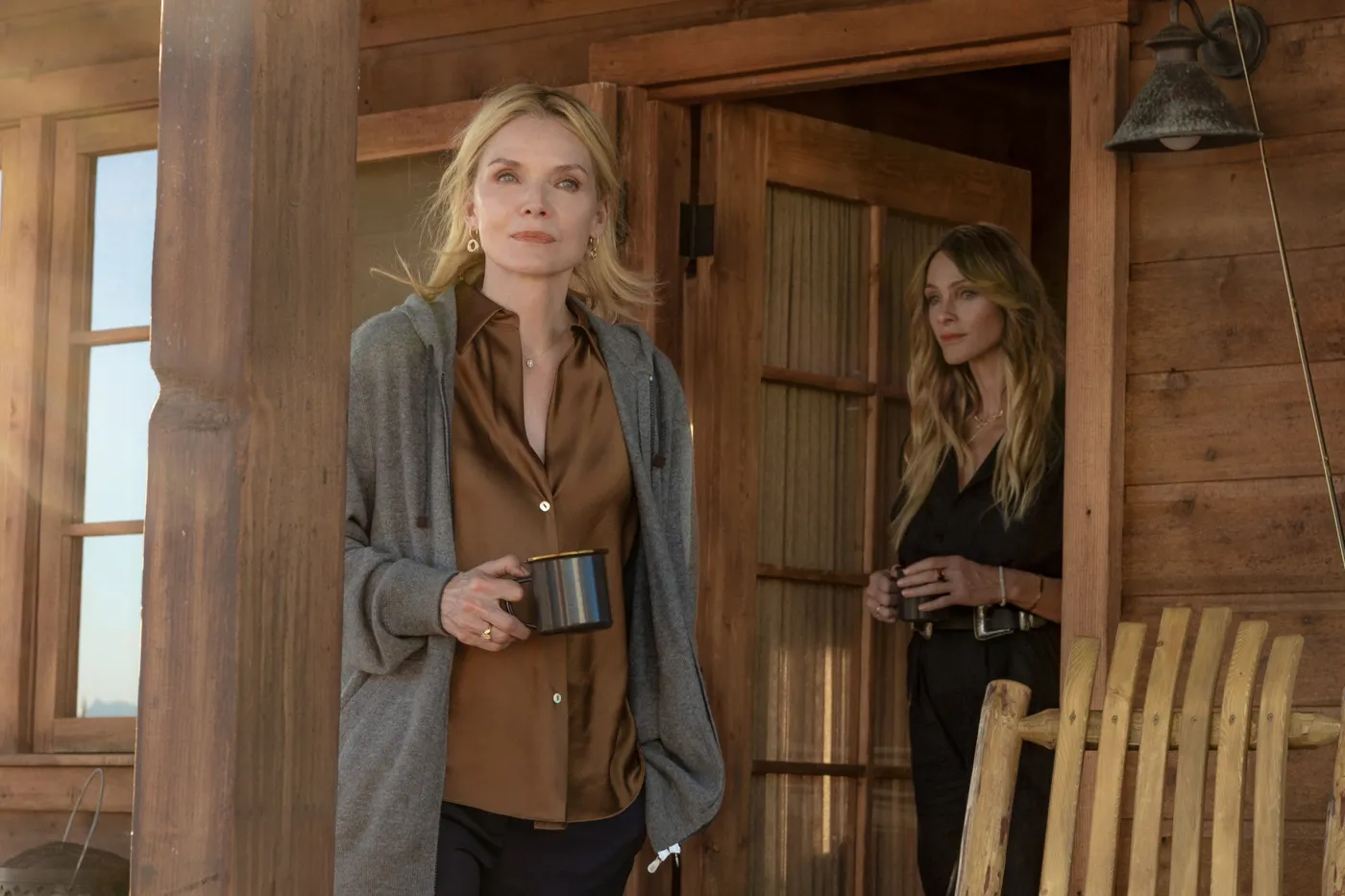 Michelle Pfeiffer jako Stacy Clyburn i Beau Garett jako Abigail Reese w serialu "Madison"