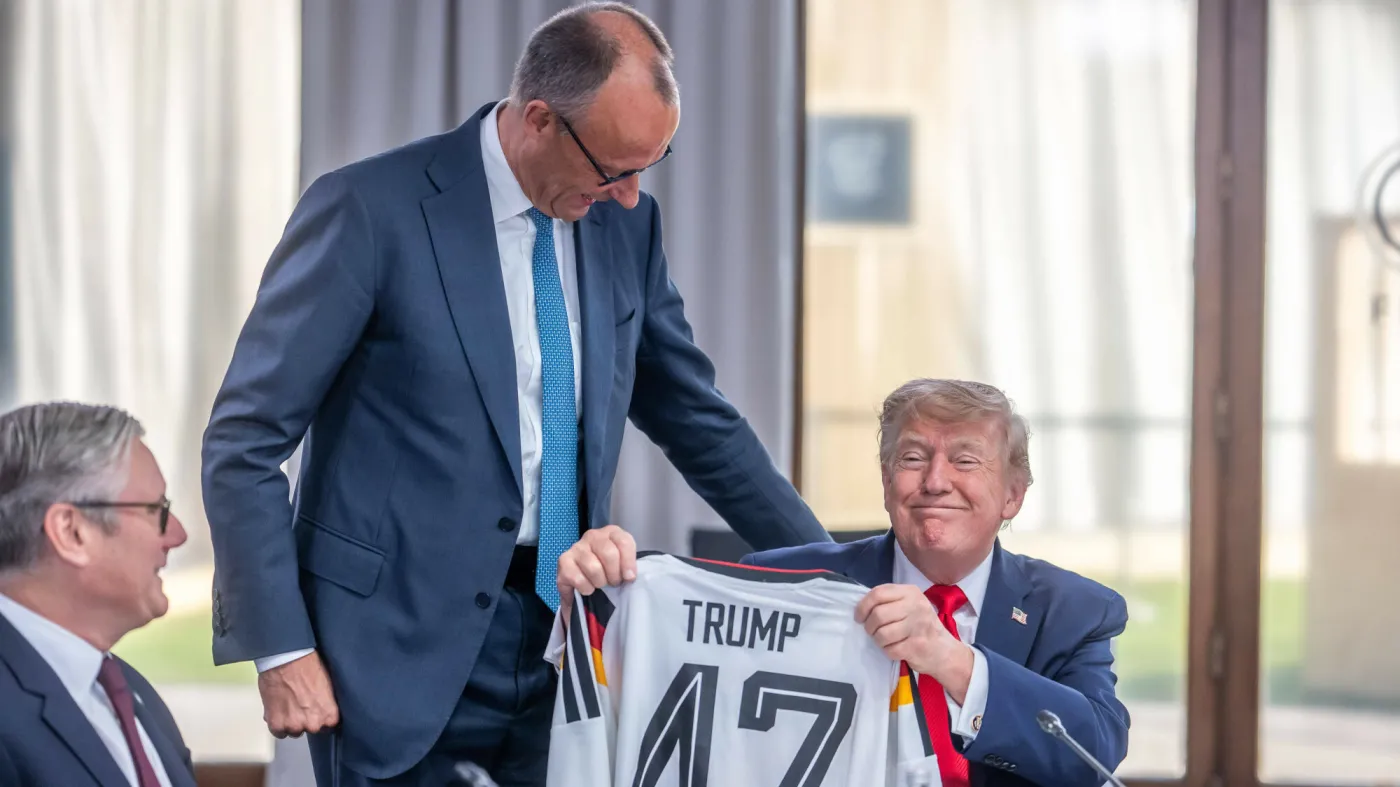 Donald Trump z prezentem od Friedricha Merza