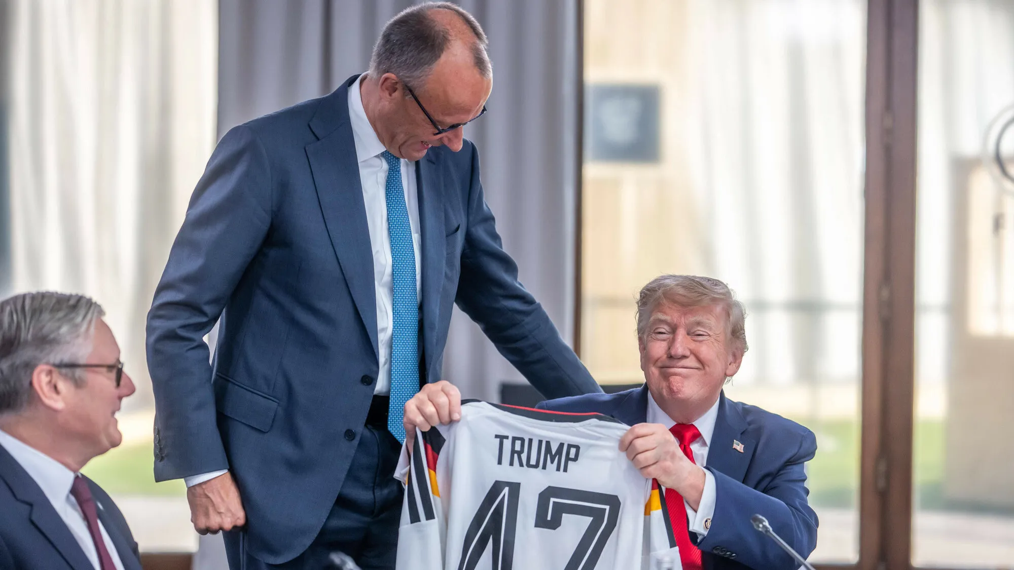 Kanclerz Niemiec wręczył Trumpowi prezent urodzinowy. Nawiązał do mundialu w USA