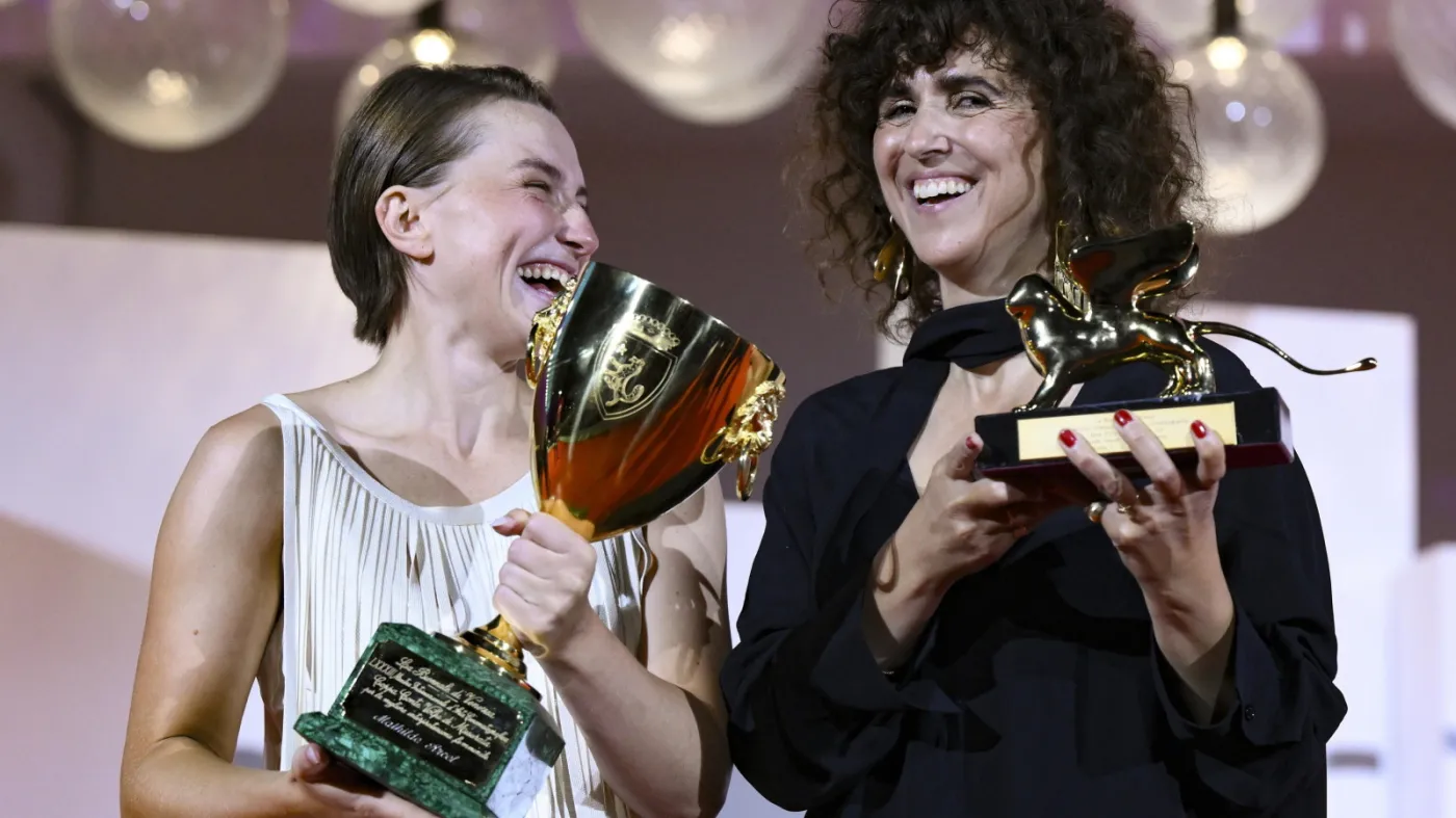 Aktorka Mathilde Arcel i reżyserka May el-Toukhy – zdobywczyni Złotego Lwa za "Woman Unknown"