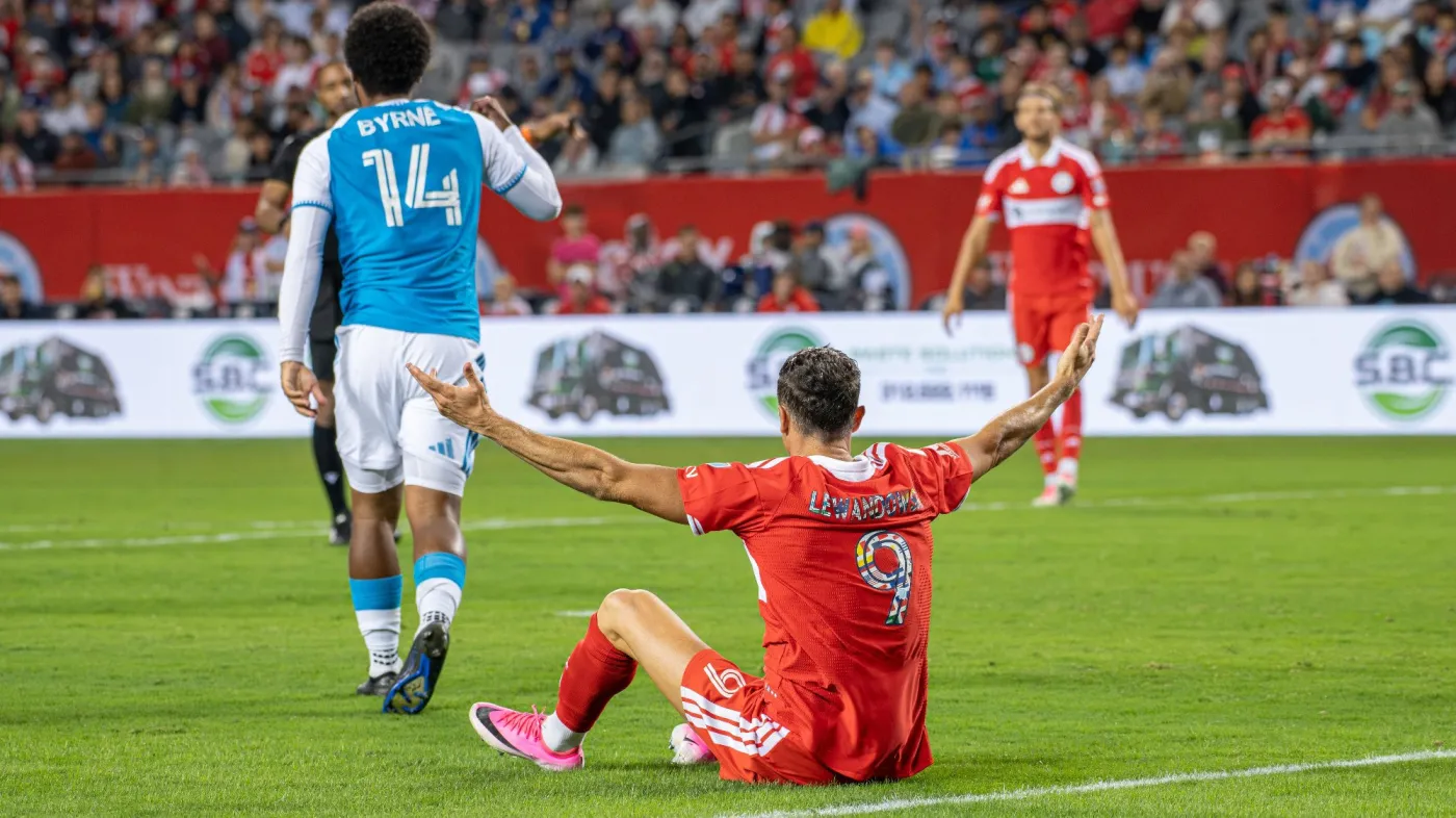 Ekspert krytykuje Lewandowskiego. "To jest kompletna tragedia. On nie potrafi przyjąć piłki"