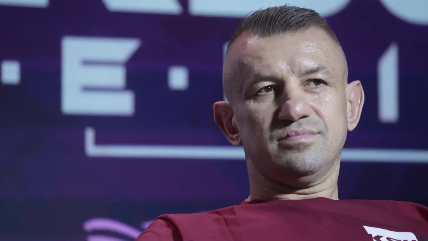 Tomasz Adamek uderzył w Donalda Tuska w Telewizji Republika. Obok stał Tomasz Sakiewicz