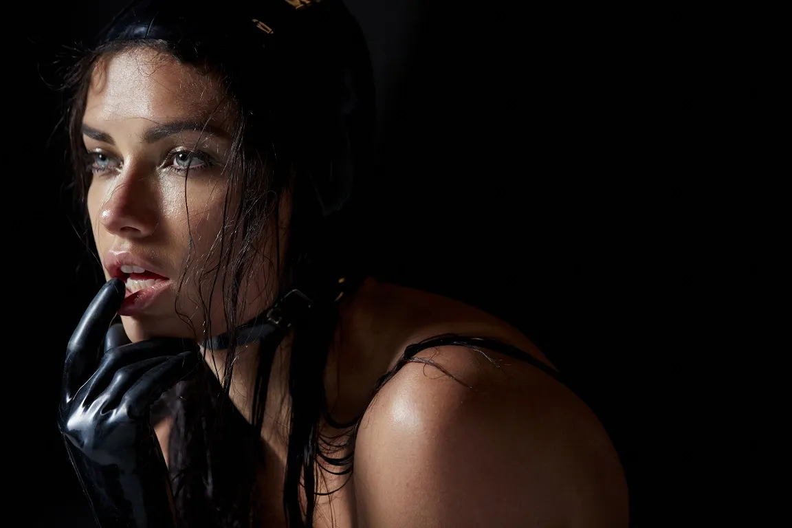 6635540-adriana-lima-zdjecia-marca-regasa-zza-kulis-kalendarza-pirelli-2015-autorstwa-stevena-meisela.jpg