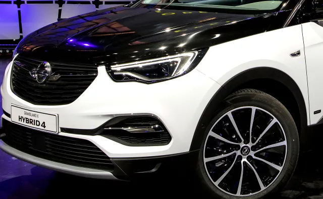 Opel Grandland X Hybrid4 już w Polsce. Cena i napęd zaskakują. Ma palić 1,6 l na 100 km