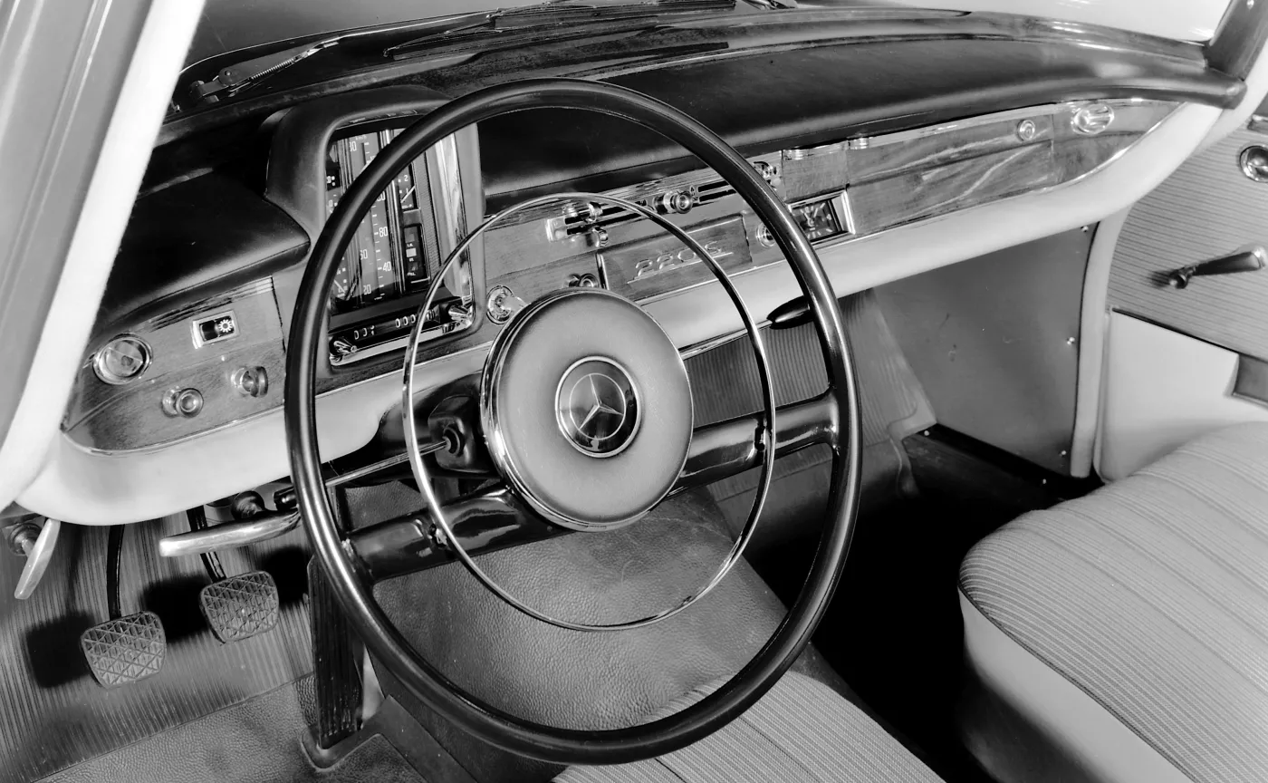 wnetrze-mercedesa-220-s-w-111-zdjecie-z-1959-roku-27930930.jpg