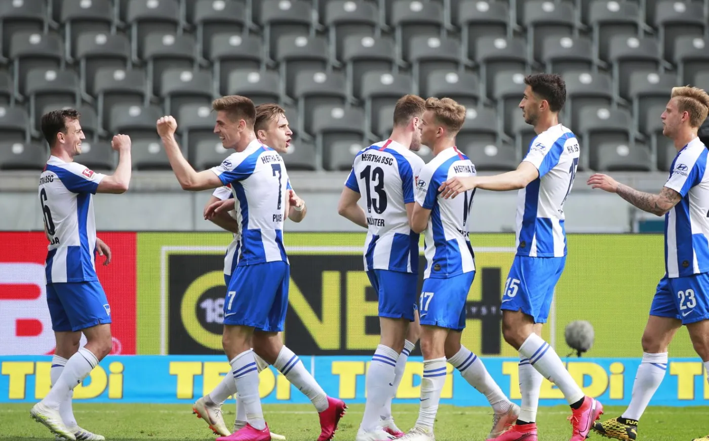 Krzysztof Piątek przyjmuje gratulacje od kolegów