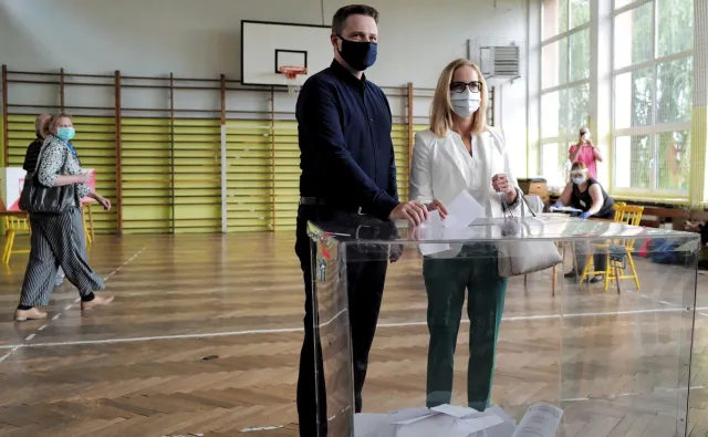 Trzaskowski, Duda, Wałęsa, Kaczyński, Tusk, Morawiecki  i inni. Oni już zagłosowali [ZDJĘCIA]