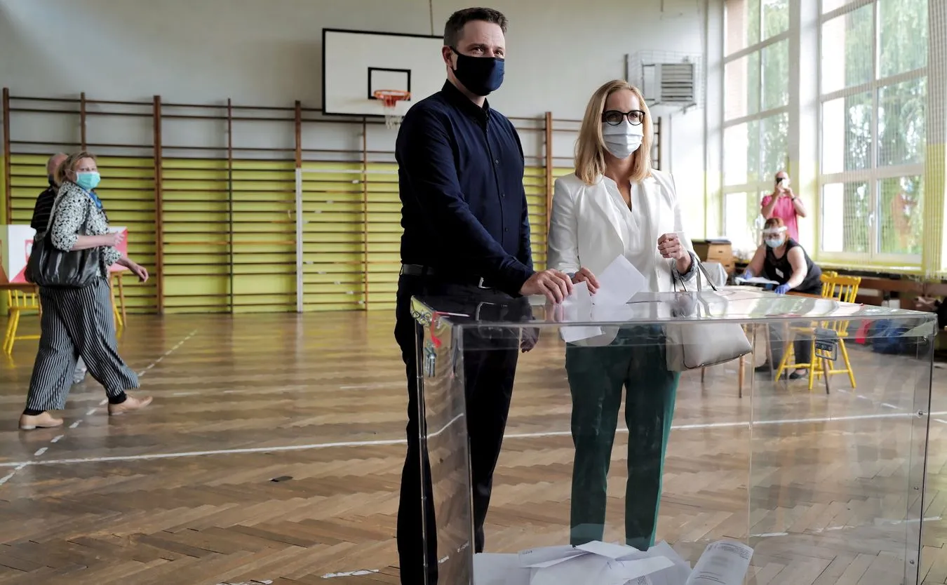 Trzaskowski, Duda, Wałęsa, Kaczyński, Tusk, Morawiecki  i inni. Oni już zagłosowali [ZDJĘCIA]