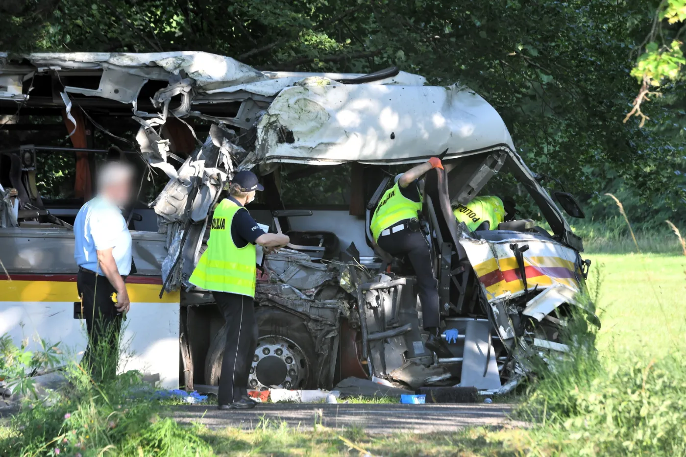 Tragiczny wypadek autobusu pod Wejherowem. Trzy osoby zginęły [ZDJĘCIA]