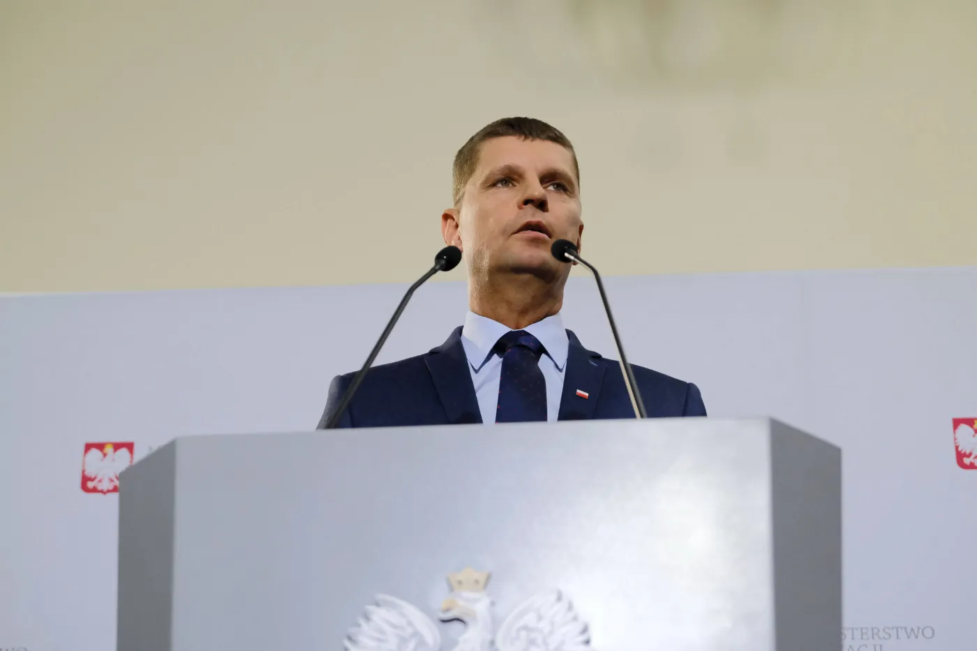 Piontkowski: Za warunki nauki w szkołach odpowiedzialne są samorządy [WYWIAD]