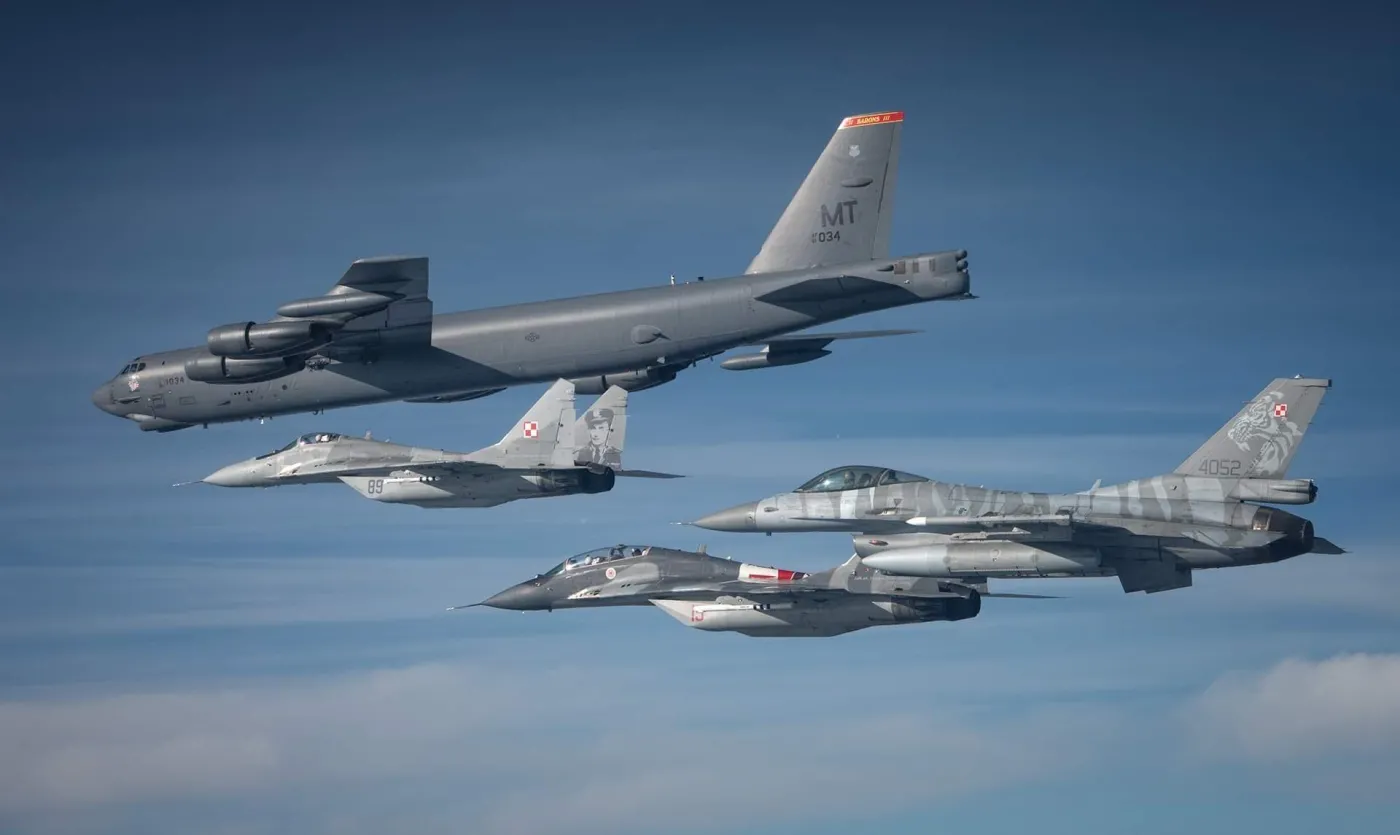 Amerykański bombowiec B-52 nad Polską. Eskortowały go nasze myśliwce F-16 i MiG-29