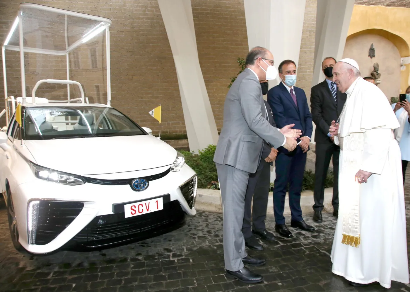 toyota-mirai-jako-papamobile-papieza-franciszka-28253418.jpg