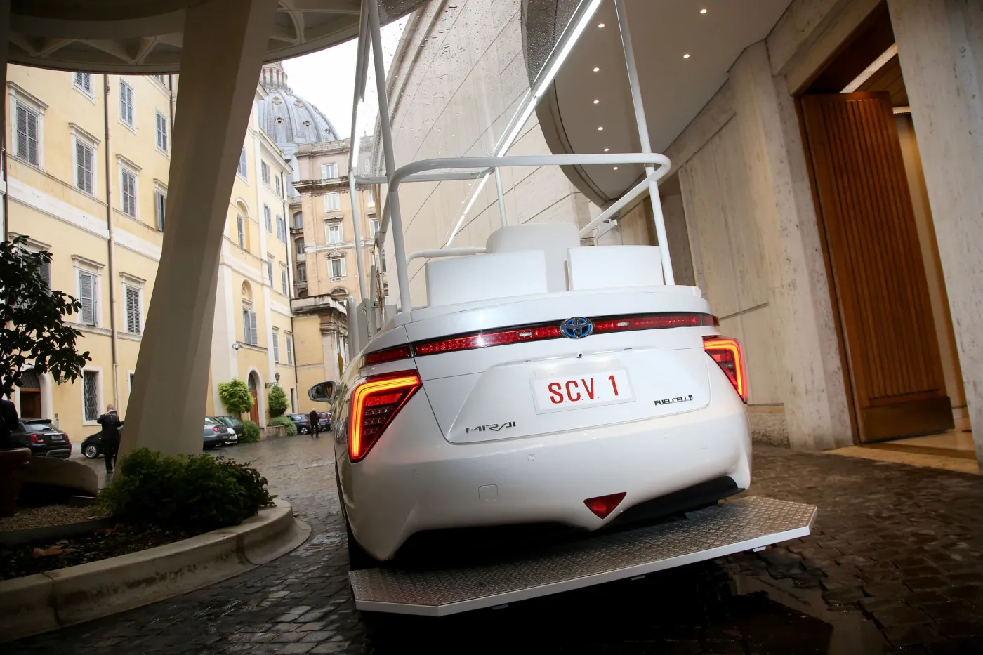 toyota-mirai-jako-papamobile-papieza-franciszka-28253438.jpg