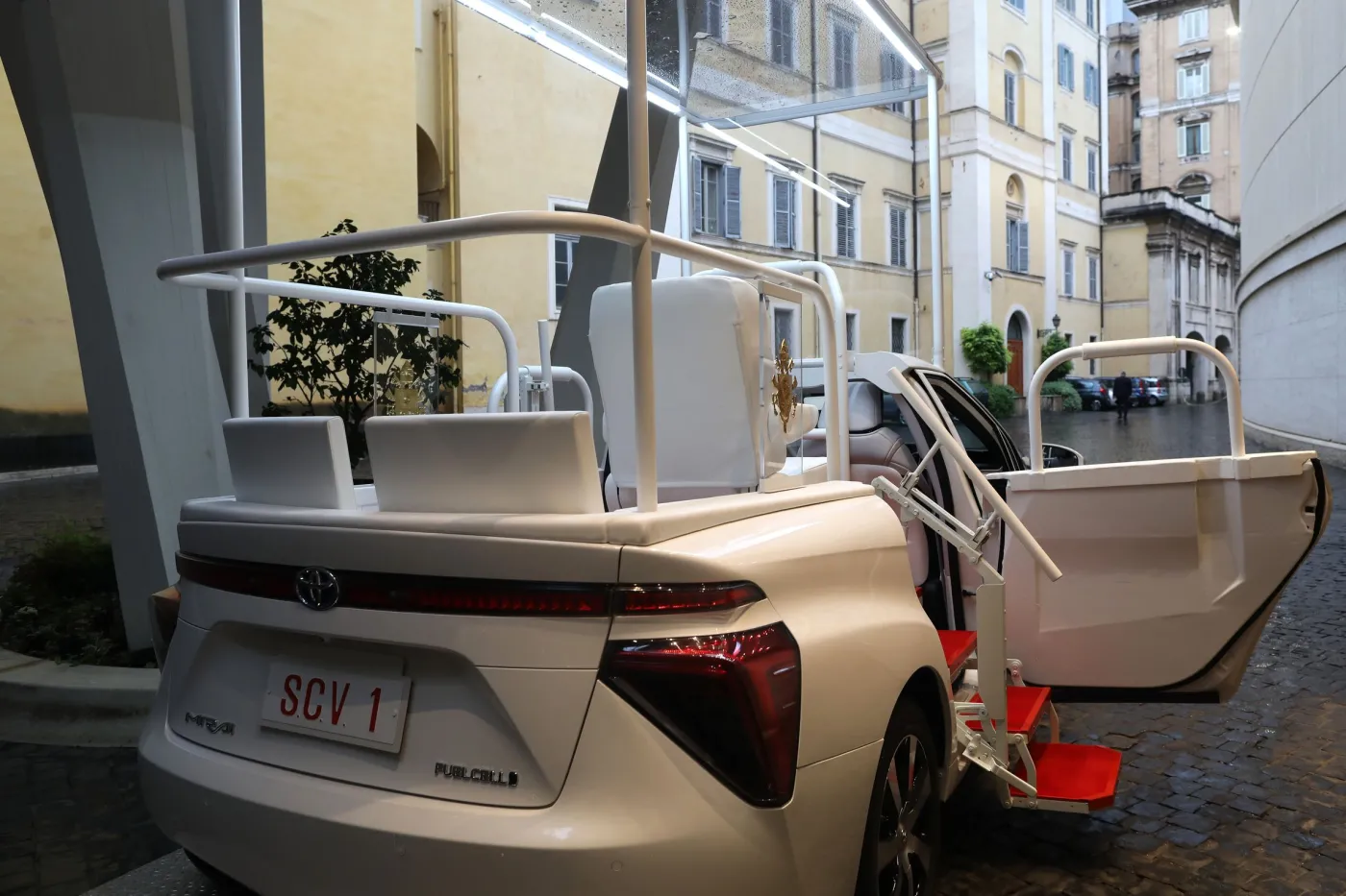 toyota-mirai-jako-papamobile-papieza-franciszka-28253460.jpg