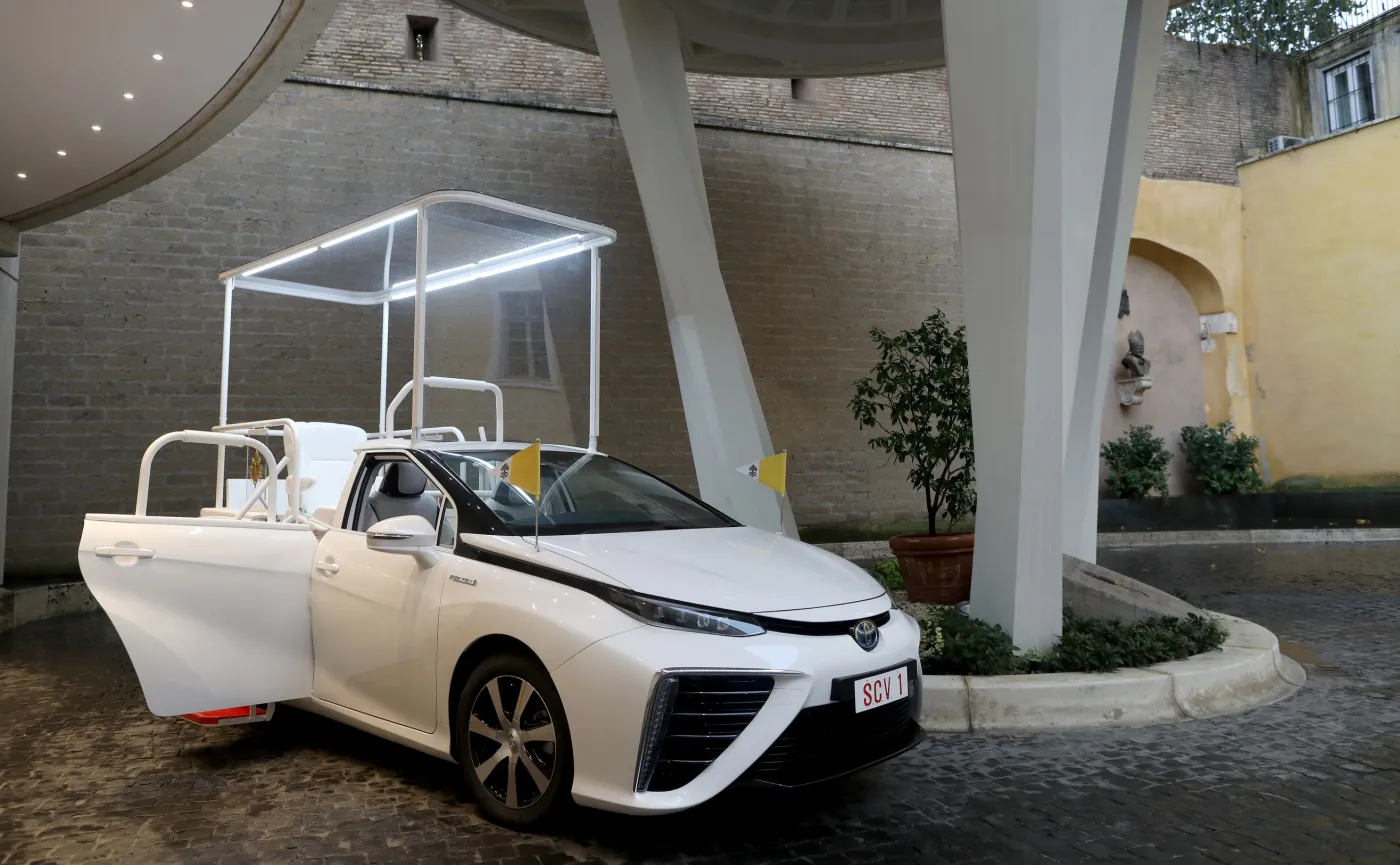 toyota-mirai-jako-papamobile-papieza-franciszka-28253470.jpg