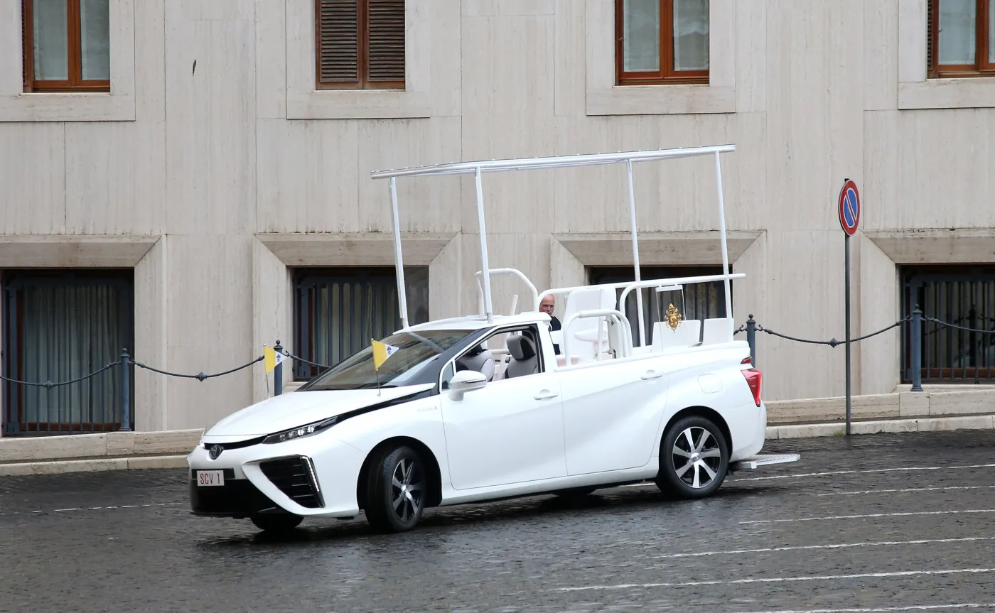 toyota-mirai-jako-papamobile-papieza-franciszka-28253486.jpg