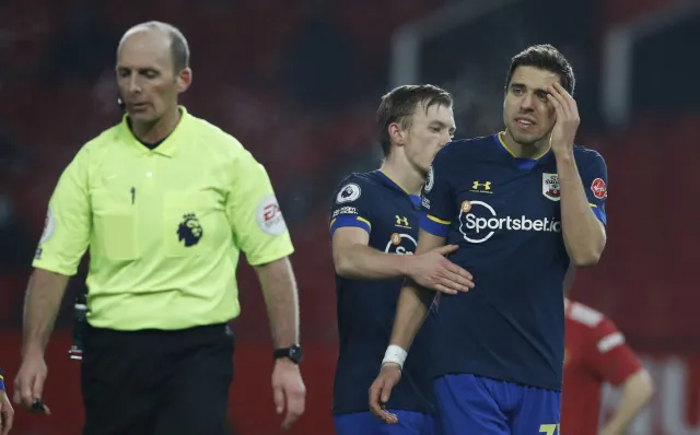 Samobój i czerwona kartka Bednarka. MU znokautował "Świętych" 9:0!