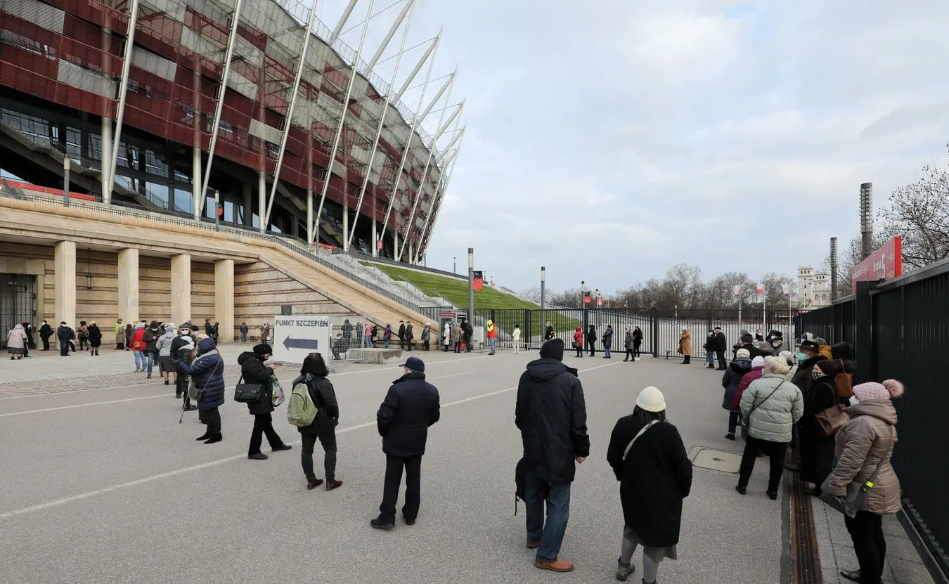 Kolejka do punktu szczepień przeciwko COVID-19 w szpitalu tymczasowym na Stadionie Narodowym