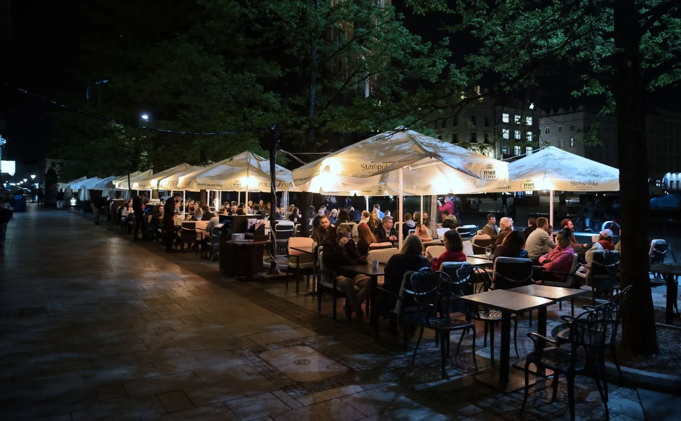 goscie-w-ogrodku-jednej-z-restauracji-w-krakowie-37140613.jpg