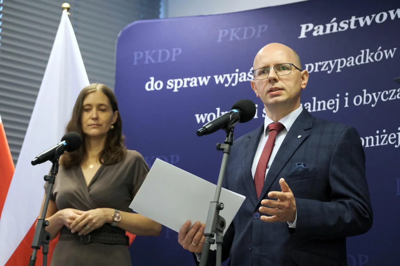 Przewodniczący komisji ds. pedofilii Błażej Kmieciak oraz wiceprzewodnicząca Hanna Elżanowska