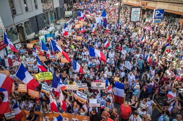Protesty przeciw przepustkom sanitarnym we Francji. "Macron spadaj"