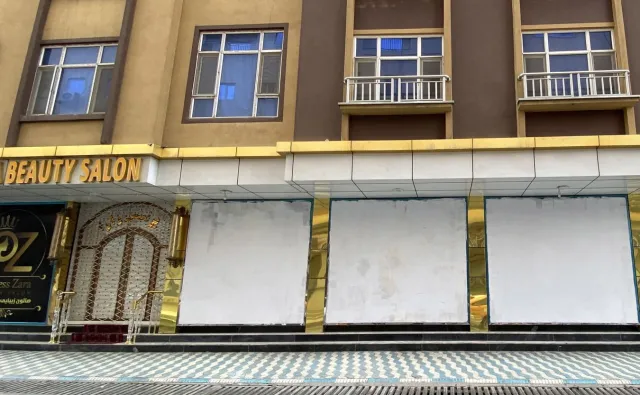 W rządzonym przez talibów Kabulu niszczone są wizerunki kobiet