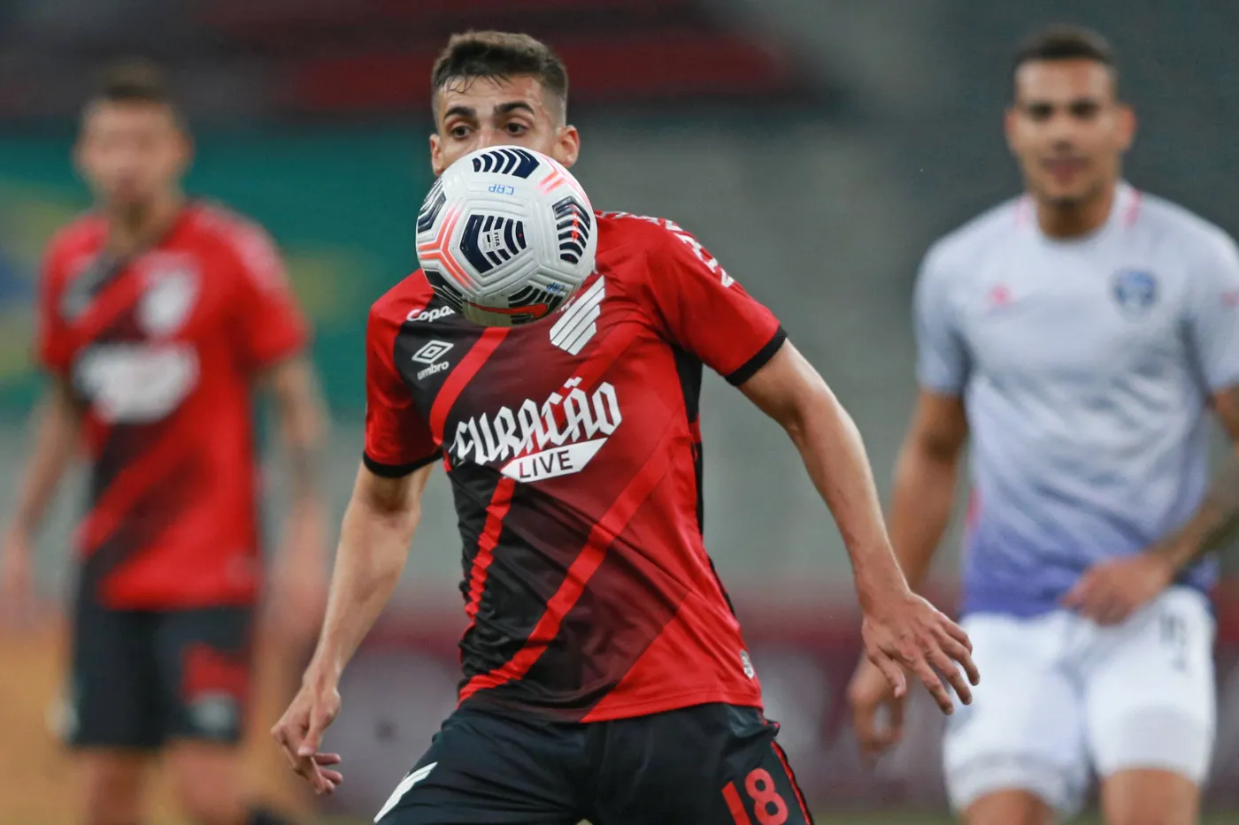 Piłkarz Athletico Paranaense Leonardo Cittadini (C)