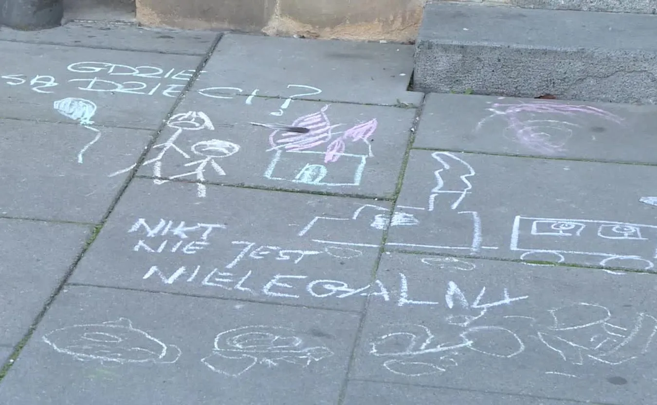 Napisy na chodniku przed siedzibą PiS. Policja umorzyła dochodzenie, RPO chce wyjaśnień