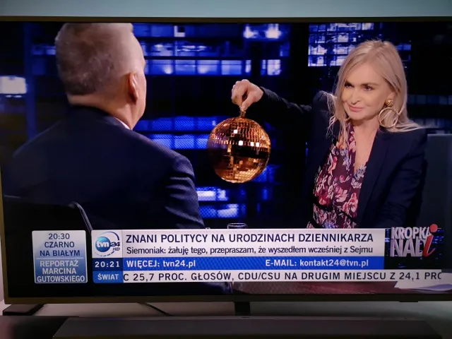 Siemoniak dostał kulę dyskotekową od Olejnik. Co zrobi z "prezentem"?