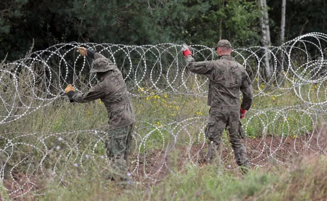 Imigranci siłą chcieli wedrzeć się do Polski. Rzucali kamieniami, ranni żołnierze. NAGRANIE