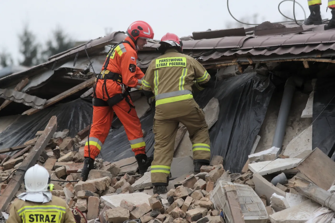 Eksplozja w Kaczorowie. Ranna 81-latka, ratownicy przeczesują gruzowisko