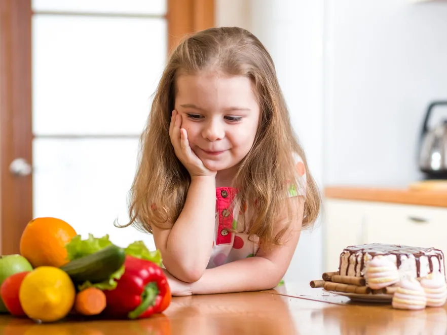 3 miesiące - tyle potrzeba, by przekonać dziecko jedzenia owoców zamiast słodyczy. Oto, jak to zrobić