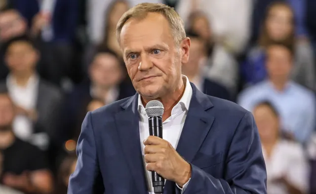 Tusk kpi z Kaczyńskiego. "Euro po 3 zł, wczoraj byłem Władysławem, dzisiaj jestem Zosią..."