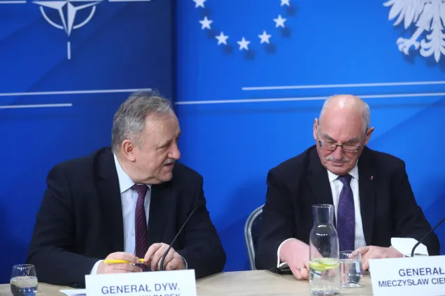 Generał Pacek: Brutalnie rzecz nazywając, Ukraina przegrywa w działaniach bojowych