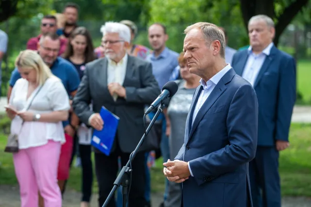 Tusk: Obrzucenie jajami pojazdów prezesa PiS to prowokacja. To stara metoda Kaczyńskiego