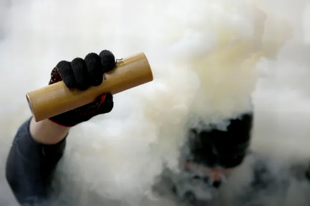 Surowe kar dla kibiców, którzy odpalą race lub wbiegną na boisko