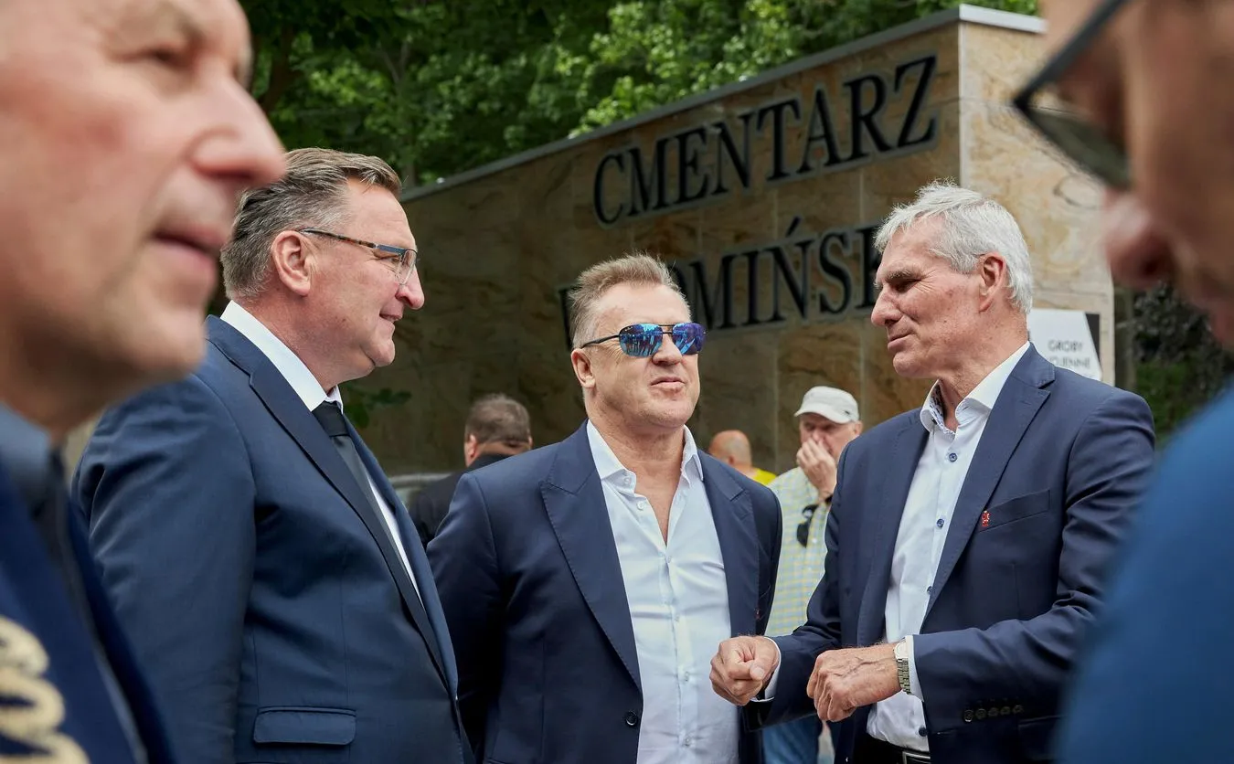 Sousa uciekł, Michniewicza zwolniono. Selekcjonerski stołek płonie [FELIETON]