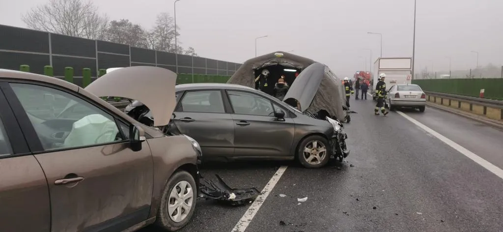Karambol na drodze ekspresowej S74 Cedzyna - Kielce
