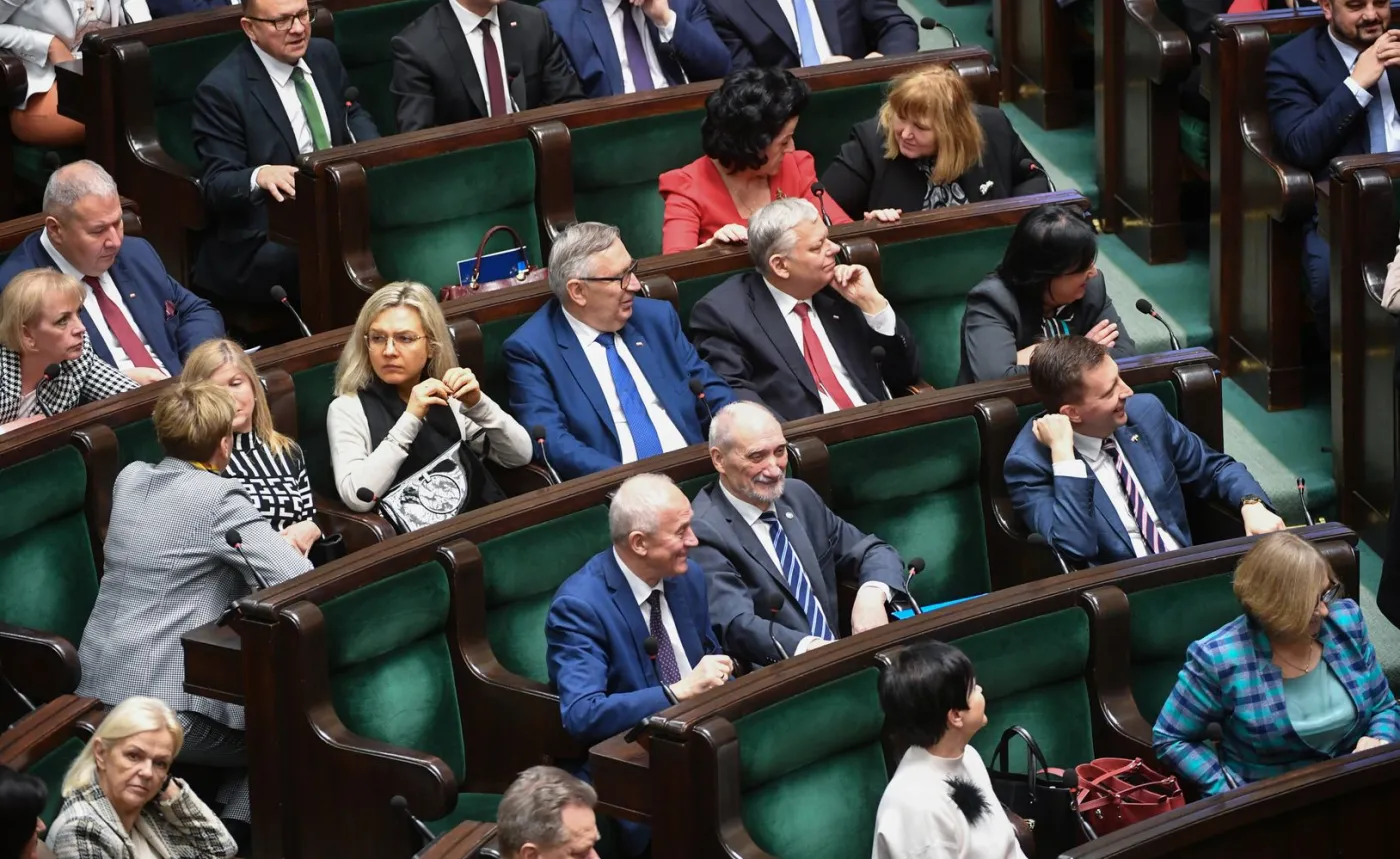 "PiS, dekady po upadku PRL, zachowuje się jak władza, której wolno niemal wszystko"