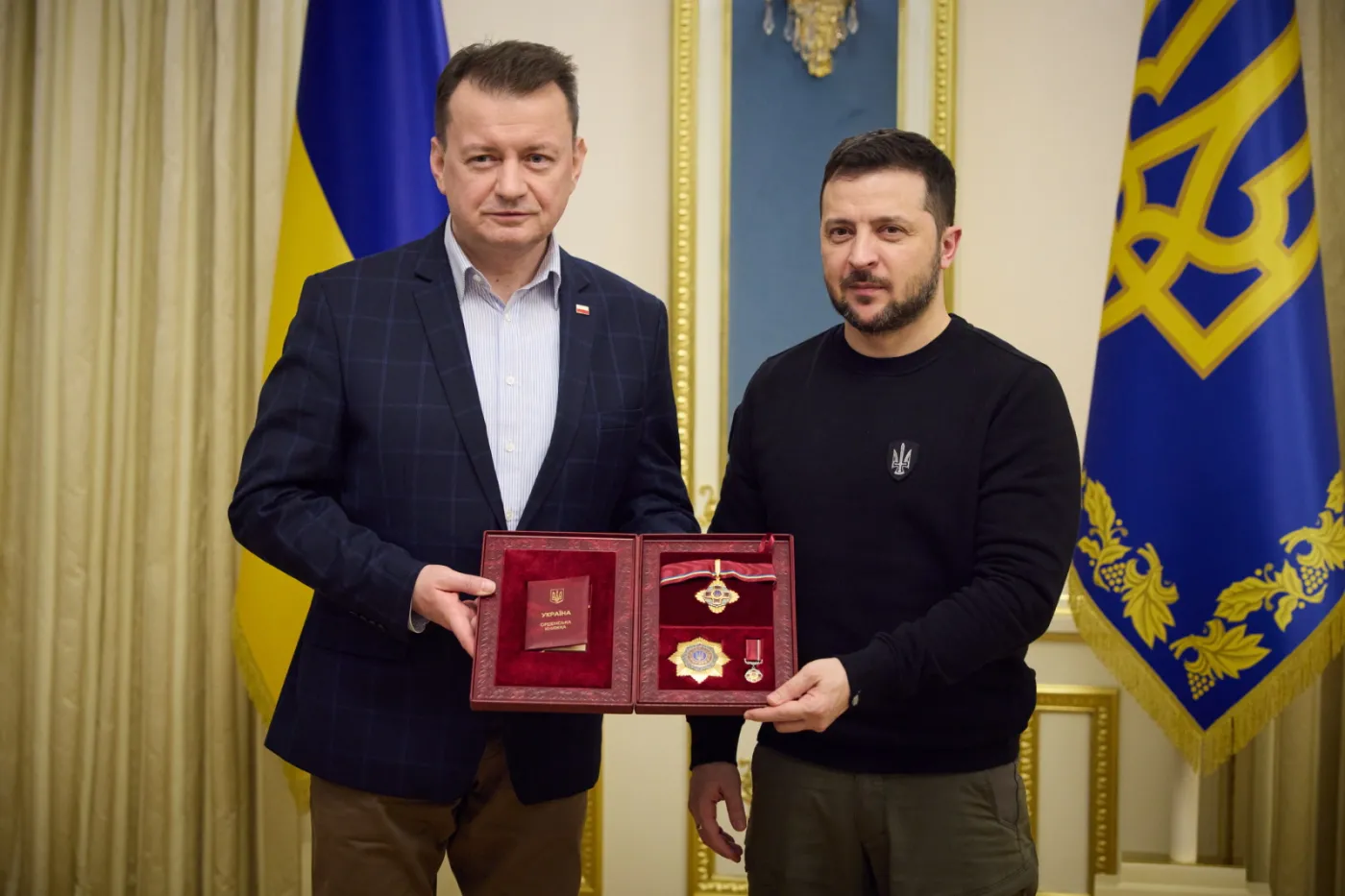 MON wyjaśnia wątpliwości: Minister Błaszczak nie klękał przed flagą UPA
