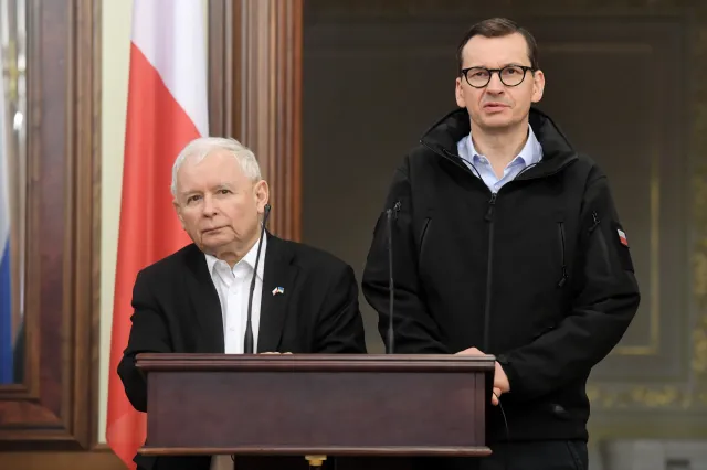 "W którymś momencie, co było niewiarygodne, wszyscy przeszli na polski. Kaczyński i Morawiecki zaczęli..."
