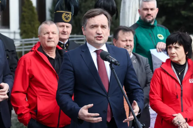 "Ziobro nosi broń jak gangster z hollywoodzkiego filmu. Powinien stracić pozwolenie"
