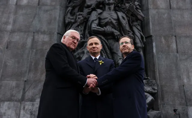 Prezydenci Polski, Izraela i Niemiec złożyli kwiaty przed Pomnikiem Bohaterów Getta w Warszawie