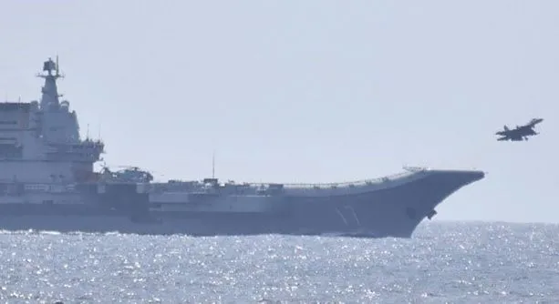 Chiński samolot startuje z lotniskowca Shandong