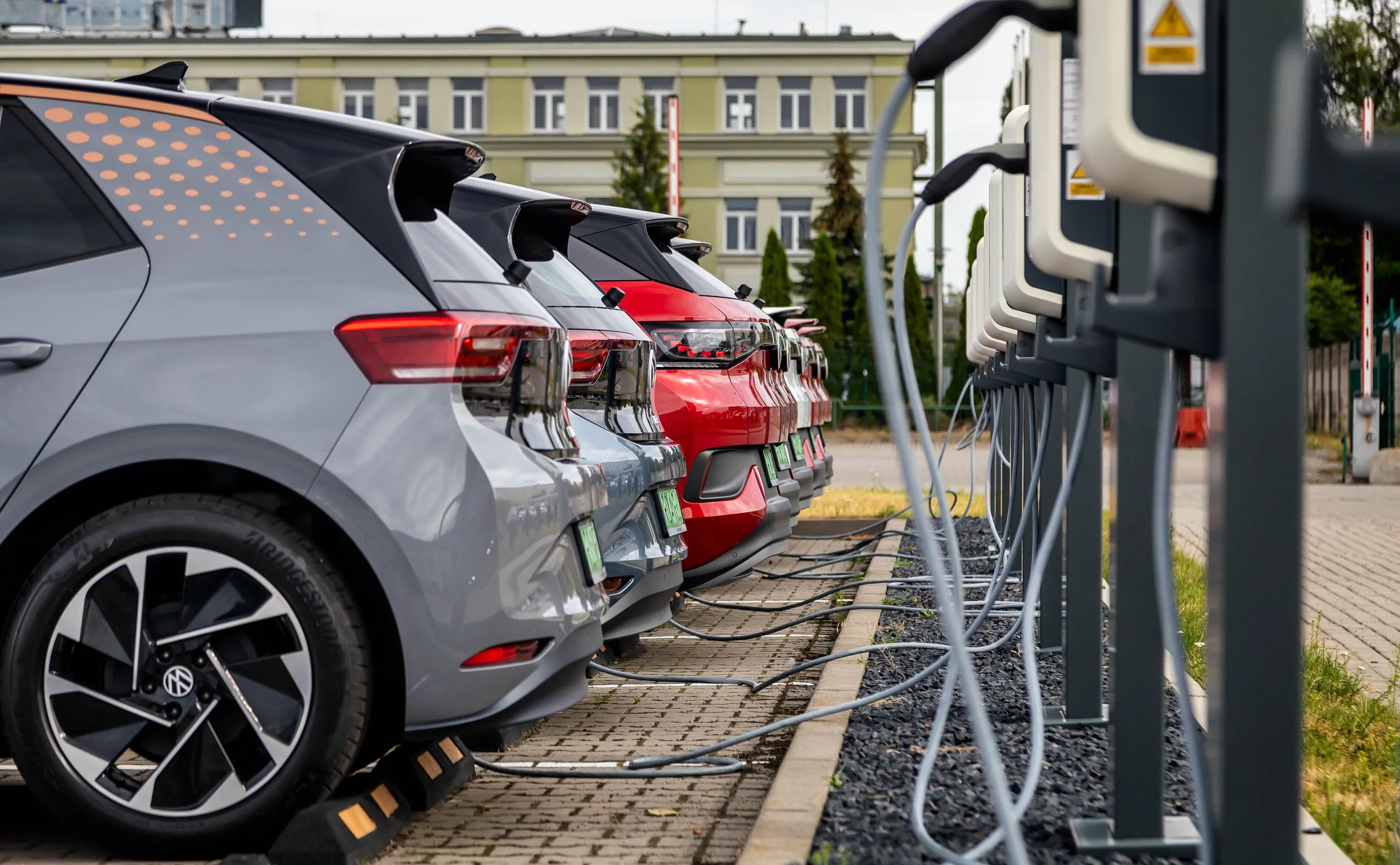 Zaskakujący zwrot ws. aut elektrycznych. Sukces Polski w UE